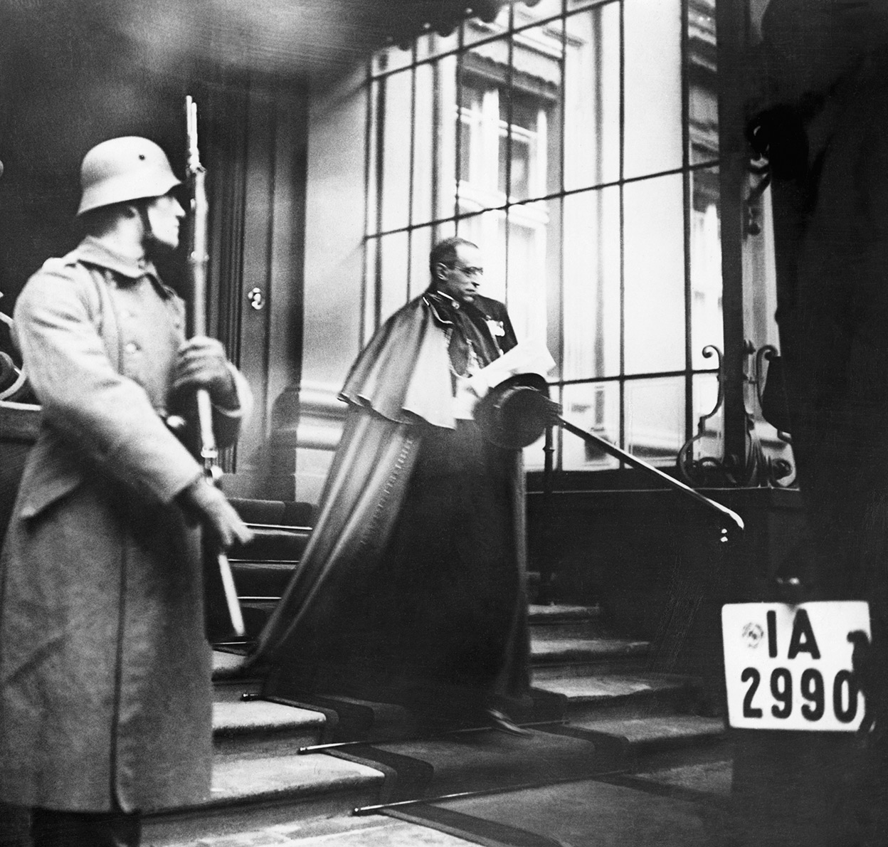 Fascistas, nazis, comunistas... El nido de espías del Vaticano y el jesuíta que los 'destapó'